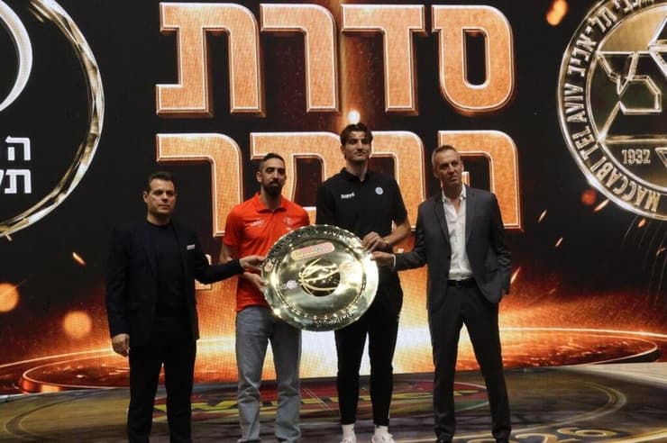 צלחת האליפות (צילום: מוטי קמחי) מסיבת עיתונאים גמר פלייאוף 2026