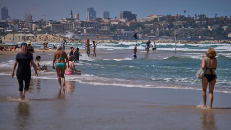 חוף הים בתל אביב (צילום: AP Photo/Ohad Zwigenberg) חוף הים בתל אביב