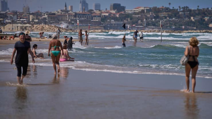 חוף הים בתל אביב (צילום: AP Photo/Ohad Zwigenberg) חוף הים בתל אביב