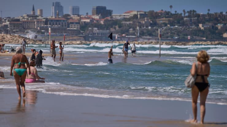 חוף הים בתל אביב (צילום: AP Photo/Ohad Zwigenberg) חוף הים בתל אביב