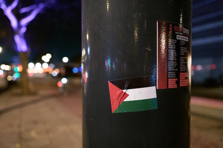 דגל פלסטין שהודבק על עמוד חשמל באמסטרדם (צילום: Pierre Crom/Getty Images) דגל פלסטין שהודבק על עמוד חשמל באמסטרדם