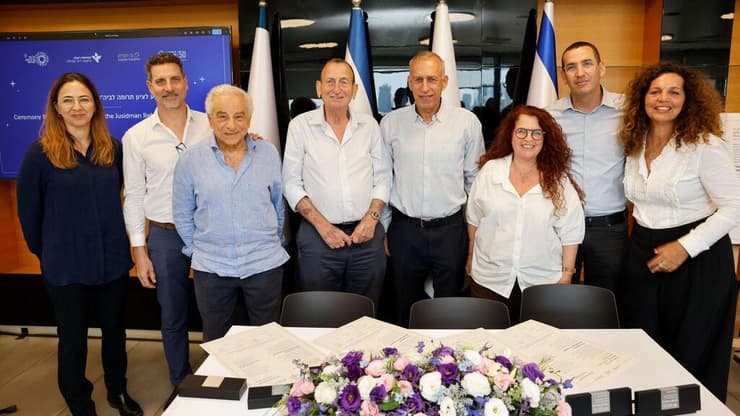 מימין לשמאל: ד"ר הלה אורן - מנכ"לית קרן תל אביב, עידו שריר - מנכ"ל עמותת רעות, ד"ר אורית שטיין -רייזנר - מנהלת בית החולים השיקומי רעות תל אביב, פרופ' נחמן אש - יו"ר עמותת רעות, רון חולדאי - ראש העיר תל אביב-יפו ומייסד קרן תל אביב, דניאל חוסידמן - מייסד קרן חוסידמן, יגאל חוסידמן - מנכ"ל קרן חוסידמן וד"ר עינת רונן, עו"ד - משנה למנכ"ל קרן חוסידמן (צילום: גיא יחיאלי ) מימין לשמאל: ד"ר הלה אורן - מנכ"לית קרן תל אביב, עידו שריר - מנכ"ל עמותת רעות, ד"ר אורית שטיין -רייזנר - מנהלת בית החולים השיקומי רעות תל אביב, פרופ' נחמן אש - יו"ר עמותת רעות, רון חולדאי - ראש העיר תל אביב-יפו ומייסד קרן תל אביב, דניאל חוסידמן - מייסד קרן חוסידמן, יגאל חוסידמן - מנכ"ל קרן חוסידמן וד"ר עינת רונן, עו"ד - משנה למנכ"ל קרן חוסידמן