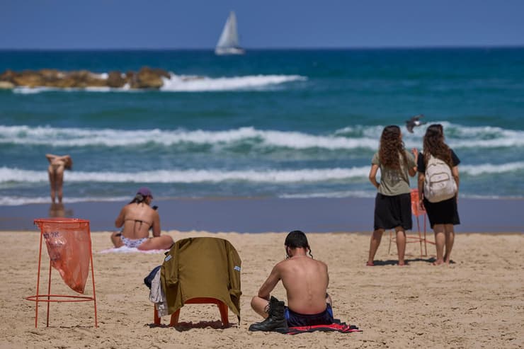 צילום: AP Photo/Ohad Zwigenberg חוף הים בתל אביב