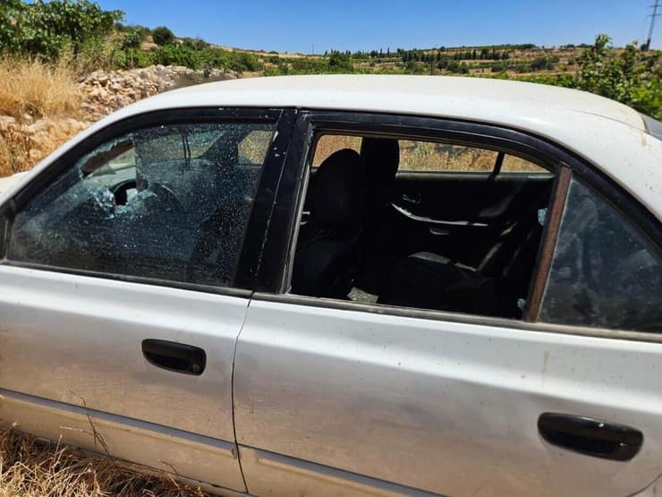 נזקים שהסבו הפורעים לרכבים במקום תיעוד: מילואימניקים שליוו משפחה פלסטינית לשטח פרטי בחלחול, ספגו אלימות קשה מצד פורעים יהודים