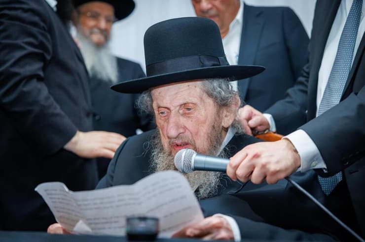 הרב לנדו בנאומו במונסי (צילום: דניאל נפוסי) הרב לנדו בנאומו במונסי