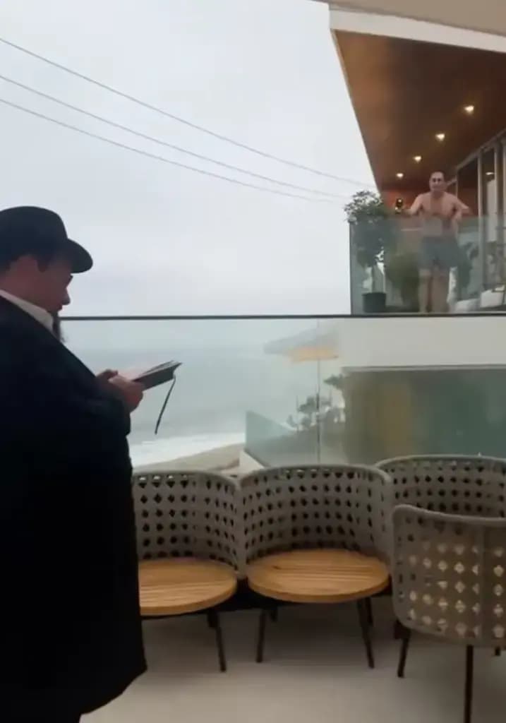 הרב ושכנו המטריד ( צילום: "קליפורניה פוסט") הרב ושכנו המטריד