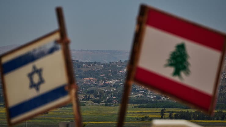 דגלי ישראל ולבנון בגבול (צילום: AP Photo/Leo Correa) גבול לבנון