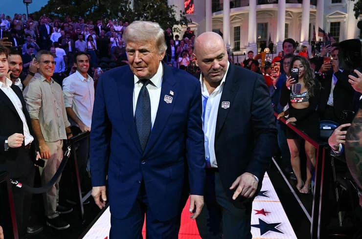 טראמפ עם מנכ"ל UFC, מקורבו דיינה ווייט. טענות לקשרים פסולים וניגוד עניינים (צילום: Karyn NISHIMURA / POOL / AFP) אירוע UFC ב הבית הלבן בהשתתפות נשיא ארה"ב טראמפ שצועד לצד מנכ"ל UFC דיינה ווייט