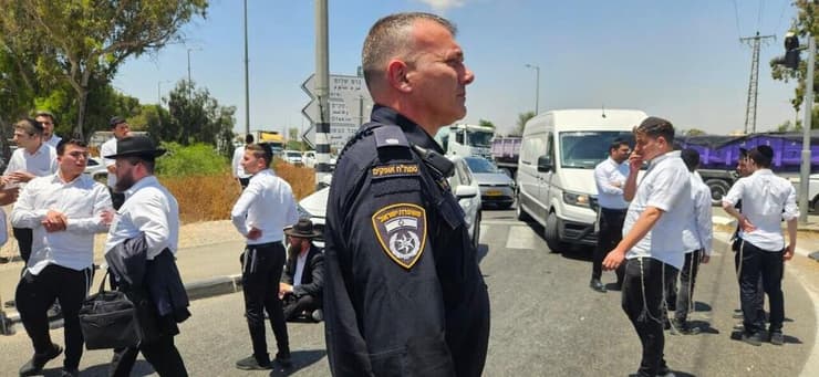 עקב מעצר עריק: חסימות בעוטף עזה (צילום: דוברות המשטרה) מפגינים חוסמים עקב מעצר עריק