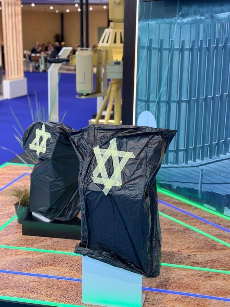 המיירטים של קבוצת אבנון אותם נאלצה לכסות לדרישת המארגנים המיירטים של קבוצת אבנון אותם נאלצה לכסות לדרישת המארגנים