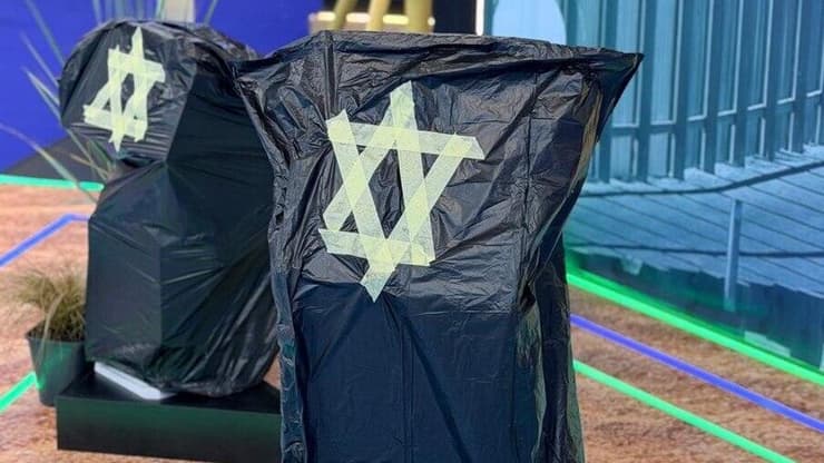 המיירטים של קבוצת אבנון אותם נאלצה לכסות לדרישת מארגני התערוכה הקודמת המיירטים של קבוצת אבנון אותם נאלצה לכסות לדרישת המארגנים