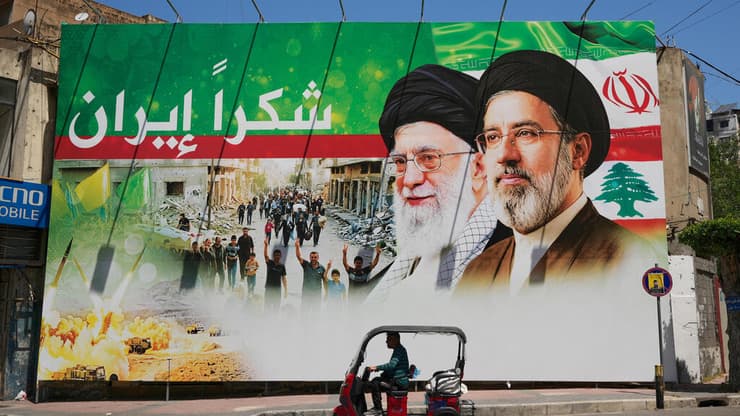 שלטי תודה לאיראן בביירות (צילום: AP Photo/Hussein Malla) שלט תודה לאיראן בביירות