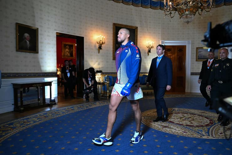 לוחם UFC סיריל ג'יין  יוצא מ הבית הלבן לפני אירוע תחרות במדשאה שלו ארה"ב