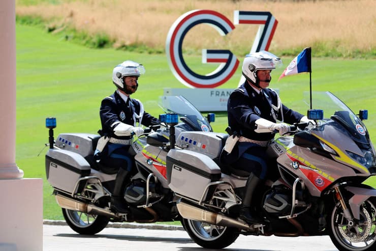 האבטחה באוויאן לקראת פסגת ה-G7. המנהיגים ידונו גם ב"דרכים אלטרנטיביות" לייצוא נפט מהמפרץ (צילום: Ludovic MARIN / AFP) אבטחה בעיירה אוויאן צרפת שם נערכת פסגת G7