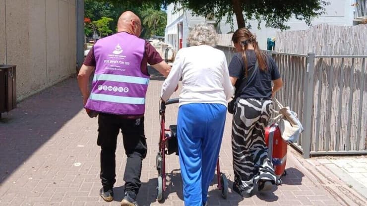 מוקד "האפוד הסגול" בפעולה. "פעם אחר פעם אנשים עם מוגבלות נותרים ללא מענים" (צילום: עמותת נגישות ישראל ) פעילות החמ"ל הסגול בחירום