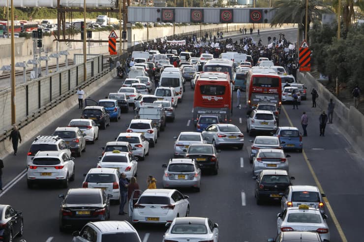 עומס תנועה בנתיבי איילון (צילום: שאול גולן) עומס תנועה בנתיבי איילון
