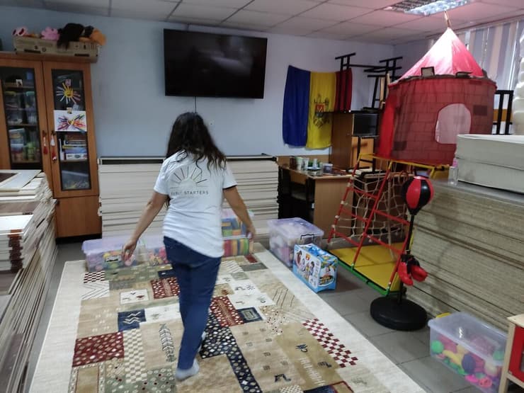 "מאחורי כל אוהל מאולתר או פינה של משחק, ניצבת זכות בסיסית שלא ניתנת לדחייה - הזכות של הילד להיות ילד, גם בשעת חירום". מתחם הילדים בגבול אוקראינה (צילום: באדיבות ארגון Early Starters International) יולי חרומצ'נקו מארגון Early Starters International
