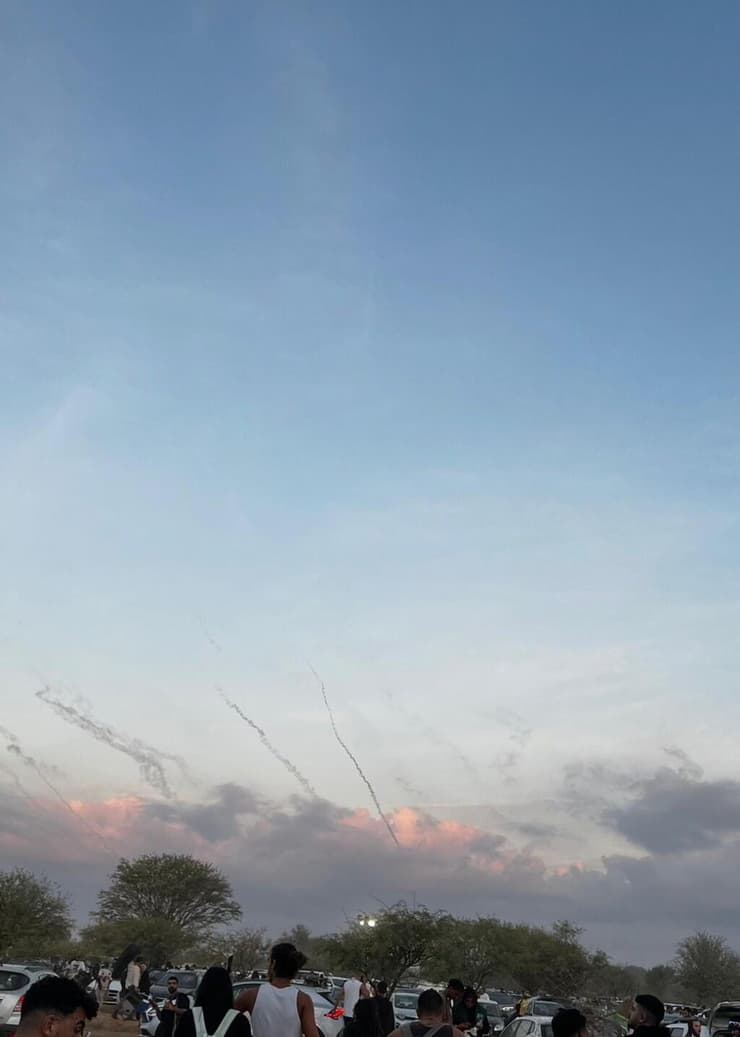 שיגורי הטילים מרצועת עזה בבוקר 7 באוקטובר 2023, כפי שתיעד אופק בריבי ממסיבת הנובה (צילום: מהאלבום הפרטי) שיגורי הטילים מרצועת עזה בבוקר 7 באוקטובר 2023, כפי שתיעד אופק בריבי ממסיבת הנובה