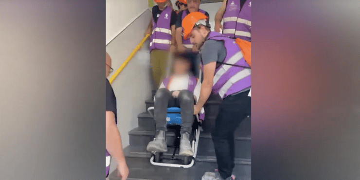 אילוסטרציית חילוץ ילד בכיסא גלגלים - מיזם האפוד הסגול (צילום: ירון שרון) אילוסטרציה - חילוץ ילד בכיסא גלגלים - מיזם האפוד הסגול