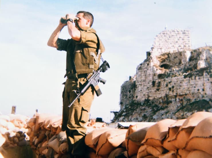 לוחם למרגלות הבופור, זמן קצר לפני נסיגת צה"ל, מאי 2000 לוחם למרגלות הבופור, זמן קצר לפני נסיגת צה"ל, מאי 2000