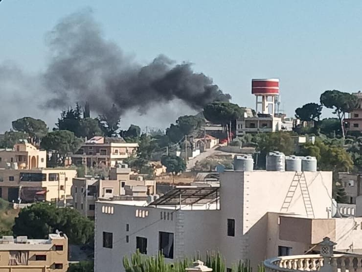עשן מיתמר אחר הצהריים אחרי תקיפת כטב"ם בכפר מיפדון, בדרום לבנון תקיפת כטב"ם במיפדון