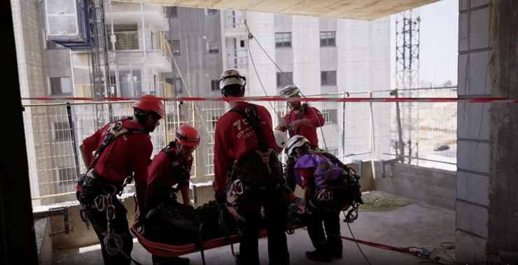 תרגיל חילוץ של ״האפוד הסגול״ בעיריית באר שבע (צילום: ירון שרון) תרגיל חילוץ בעיריית באר שבע - מיזם האפוד הסגול