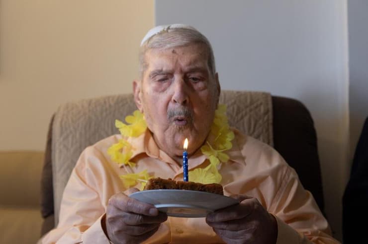 "הופתעתי". חנוכה מועלם חוגג (צילום: אלכס קולומויסקי) מועלם חנוכה בביתו