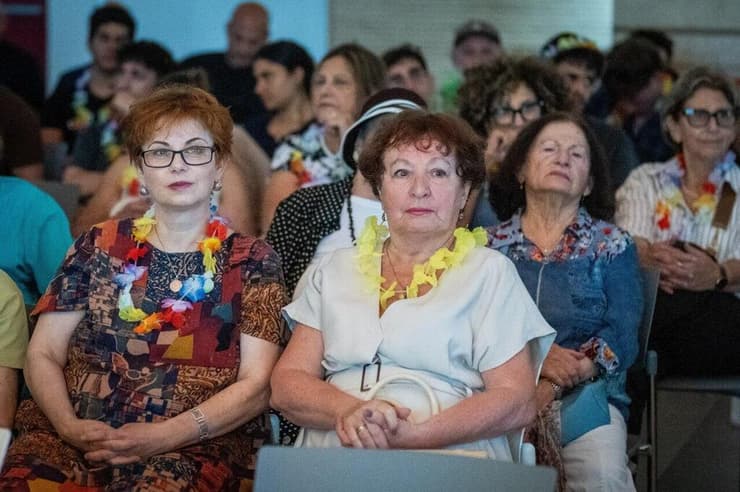 "לפעמים דפיקה אחת בדלת יכולה לשנות לבן אדם את כל השבוע" (צילום: שלו שלום) "לפעמים דפיקה אחת בדלת יכולה לשנות לבן אדם את כל השבוע"