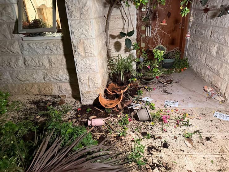 הנזק בחצר הבית של סגן נשיא בית המשפט העליון נעם סולברג באלון מורה (צילום: לירן תמרי) הנזק בחצר הבית של סגן נשיא בית המשפט העליון נעם סולברג באלון מורה