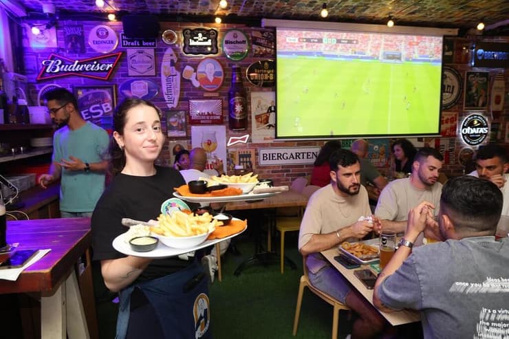 צפייה במונדיאל בבר "מלצר בית בירה" בראשון לציון