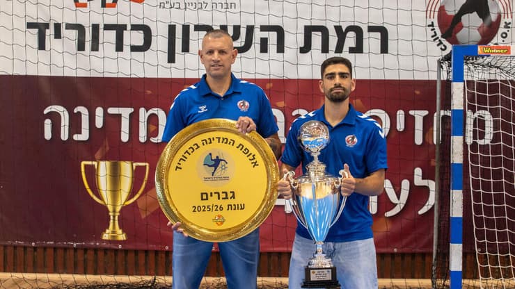 עונה חלומית של א.ס רמה"ש. עמית מוטולה ועידן מימון עם הצלחת והגביע (צילום: עידו ארז) עמית מוטולה עידן מימון א.ס רמה"ש כדוריד