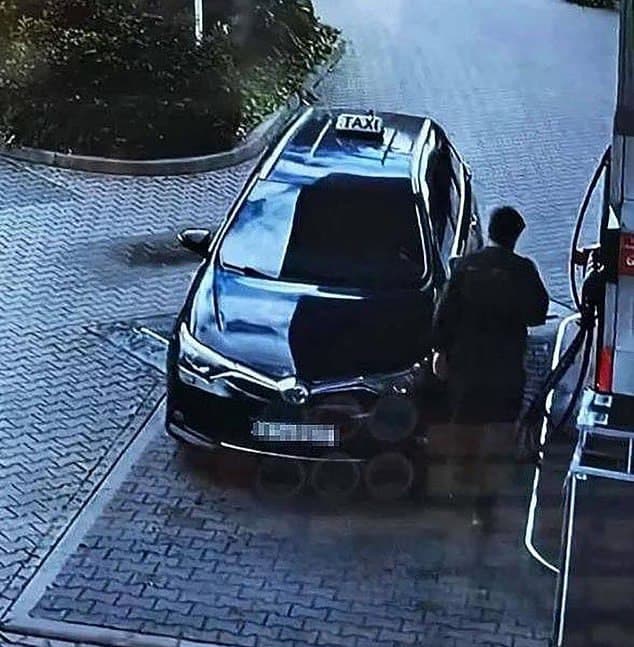 תמונה שפרסמה משטרת פולין מתוך מצלמת אבטחה: "ייתכן שהמתנקשים החליפו בגדים" מאייר קריקטוריסט אומן קריקטורות רוסי רוברט קוזובקוב ידוע בכינוי סמיון סקרפטסקי נרצח ב פולין