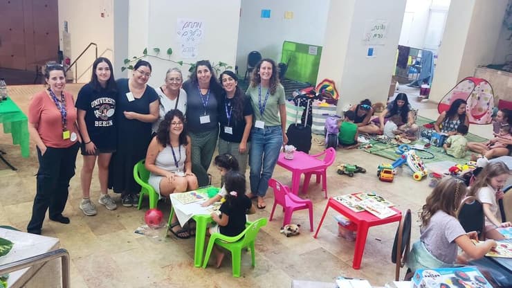 "לא פעם הילדים העדיפו לגלם את דמות המחבלים". נשות צוות Early Starters International עם הילדים המפונים בים המלח (צילום: באדיבות ארגון Early Starters International) יולי חרומצ'נקו מארגון Early Starters International