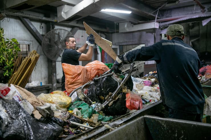 מפעל מיחזור פסולת בישראל (צילום: אוהד צויגנברג) מפעל מיחזור פסולת בישראל