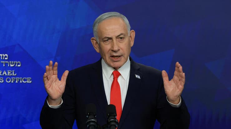 הידיים מחוברות לאותו גוף. רק שאחת מדליפה, והשנייה חוקרת (צילום: REUTERS/Ronen Zvulun/Pool) ראש הממשלה בנימין נתניהו