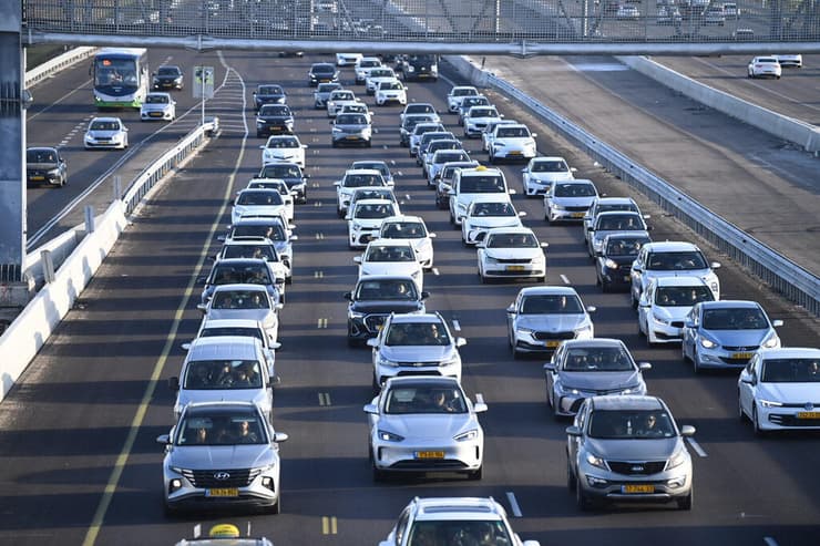 עומס תנועה בכבישי ישראל (צילום: יאיר שגיא) עומס תנועה בכבישי ישראל
