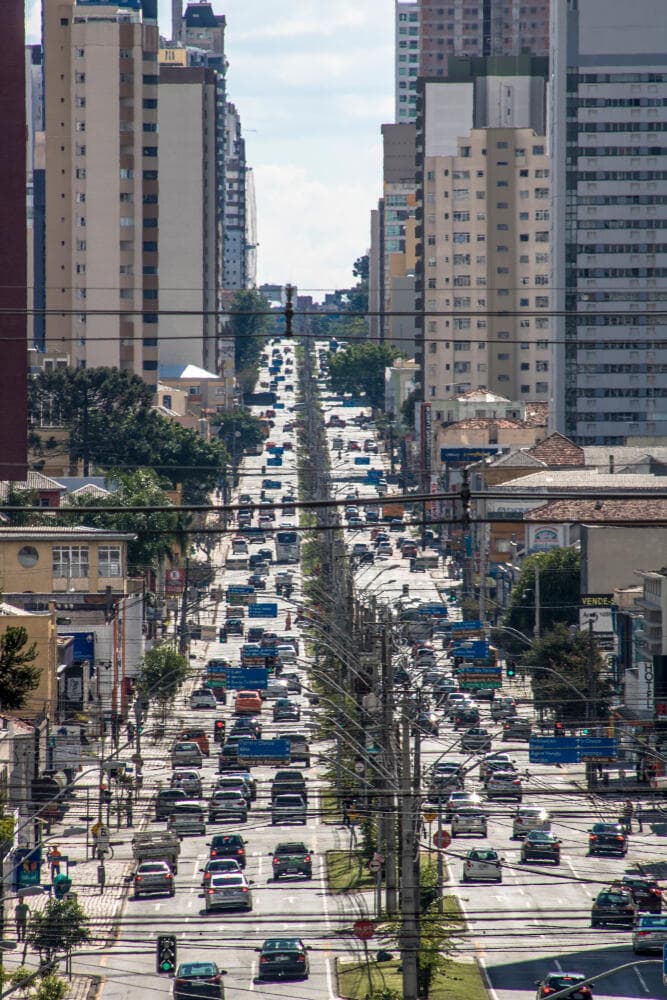 עומס תנועה בקורטיבה (צילום: Alf Ribeiro/Shutterstock) עומס תנועה בקורטיבה