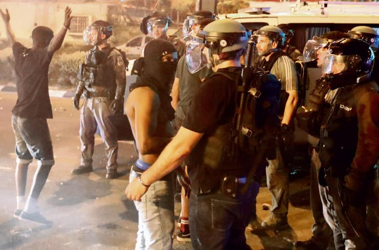 הפגנות אחרי מותו של סלומון טקה ז"ל. "המשטרה מסרבת להפנים שיש כשל מערכתי" (JACK GUEZ, AFP) הפגנות צעירים מעדת יוצאי אתיופיה אחרי מותו של סלומון טקה ז"ל. “המשטרה מסרבת להפנים שיש כשל מערכתי"
