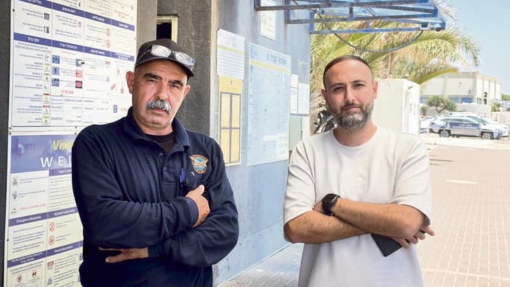 סעיד וסייף בשער המפעל. "רוצים את המדינה איתנו" (יאיר קראוס) סעיד וסייף בשער המפעל. "רוצים את המדינה איתנו"