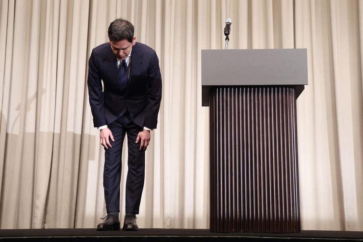 צילום: YONHAP / AFP יו"ר קבוצת שינסגה צ'ונג יונג-ג'ין קד קידה דרום קוריאה סטארבקס