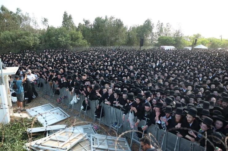 הפגנת הענק בשבוע שעבר הפגנת חרדים ליד כלא 10