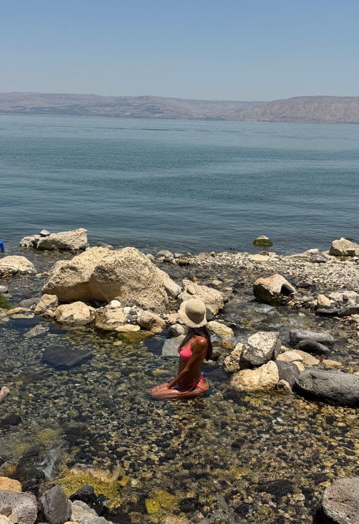 מתנחמת בשכשוכית בכינרת (צילום: באדיבות חן יוסף) מתנחמת בשכשוכית בכינרת