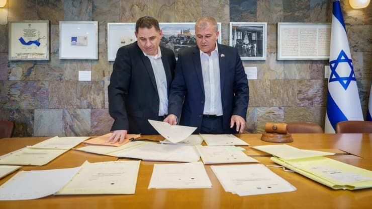 "פותחים צוהר לכספת הסודות". משה צ'יקו אדרי ונתן לסט (צילום: שלו שלום ) 50 שנה לאנטבה - ארכיון הכנסת חושף את הפרוטוקולים של המבצע