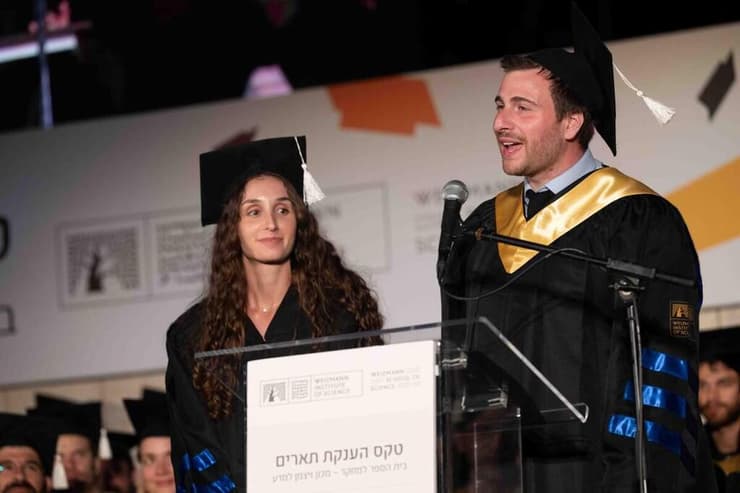 ד"ר אהרון רפאל ליברמן ומזל פרג'. נאמו בשם הבוגרות והבוגרים (צילום: מכון ויצמן למדע) ד"ר אהרון רפאל ליברמן ומזל פרג'. נאמו בשם הבוגרות והבוגרים