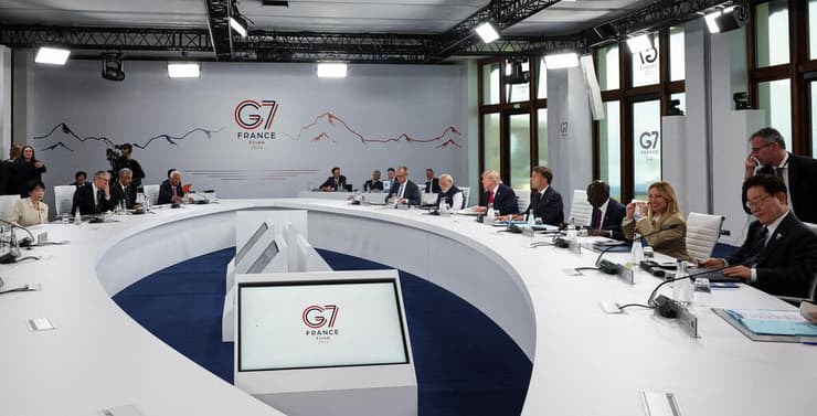 צילום: Isabel Infantes / POOL / AFP חדר הישיבות המרכזי ב וועידת G7