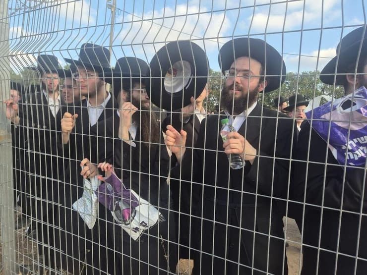 הפגנת חרדים ליד כלא 10 (צילום: מיקי שמידט) הפגנת חרדים ליד כלא 10