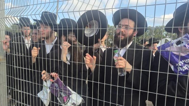 הפגנת חרדים ליד כלא 10. ביום הבחירות - אין מעצרים (צילום: מיקי שמידט) הפגנת חרדים ליד כלא 10