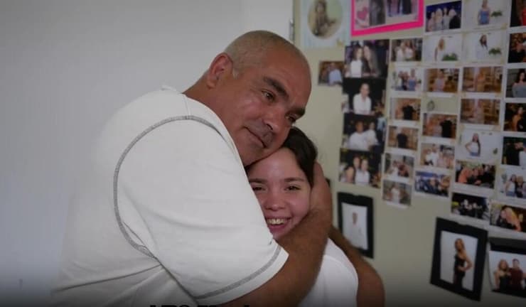 דורון סויסה, אב לשתי בנות עם מוגבלות מבאר שבע עם ביתו הצעירה (צילום: ירון שרון) דורון סויסה, אב לשתי בנות עם מוגבלות מבאר שבע עם בתו