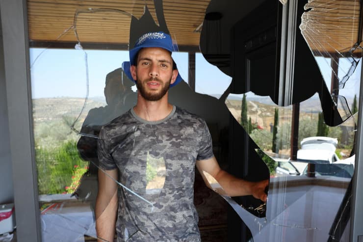 מען אל־חאפי ליד דלת הזכוכית המנופצת. "מהפחד, דודה שלי נוסעת כל סוף שבוע לילדים שלה בשכם" (צילום: שאול גולן) מען אל־חאפי ליד דלת הזכוכית המנופצת