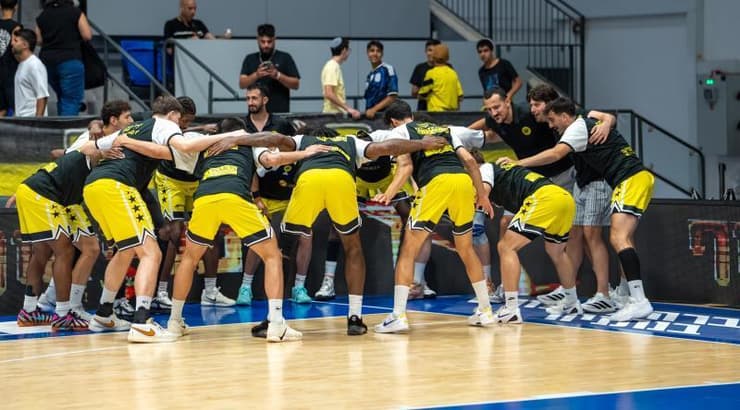 שחקני אליצור נתניה לקראת פתיחת המשחק